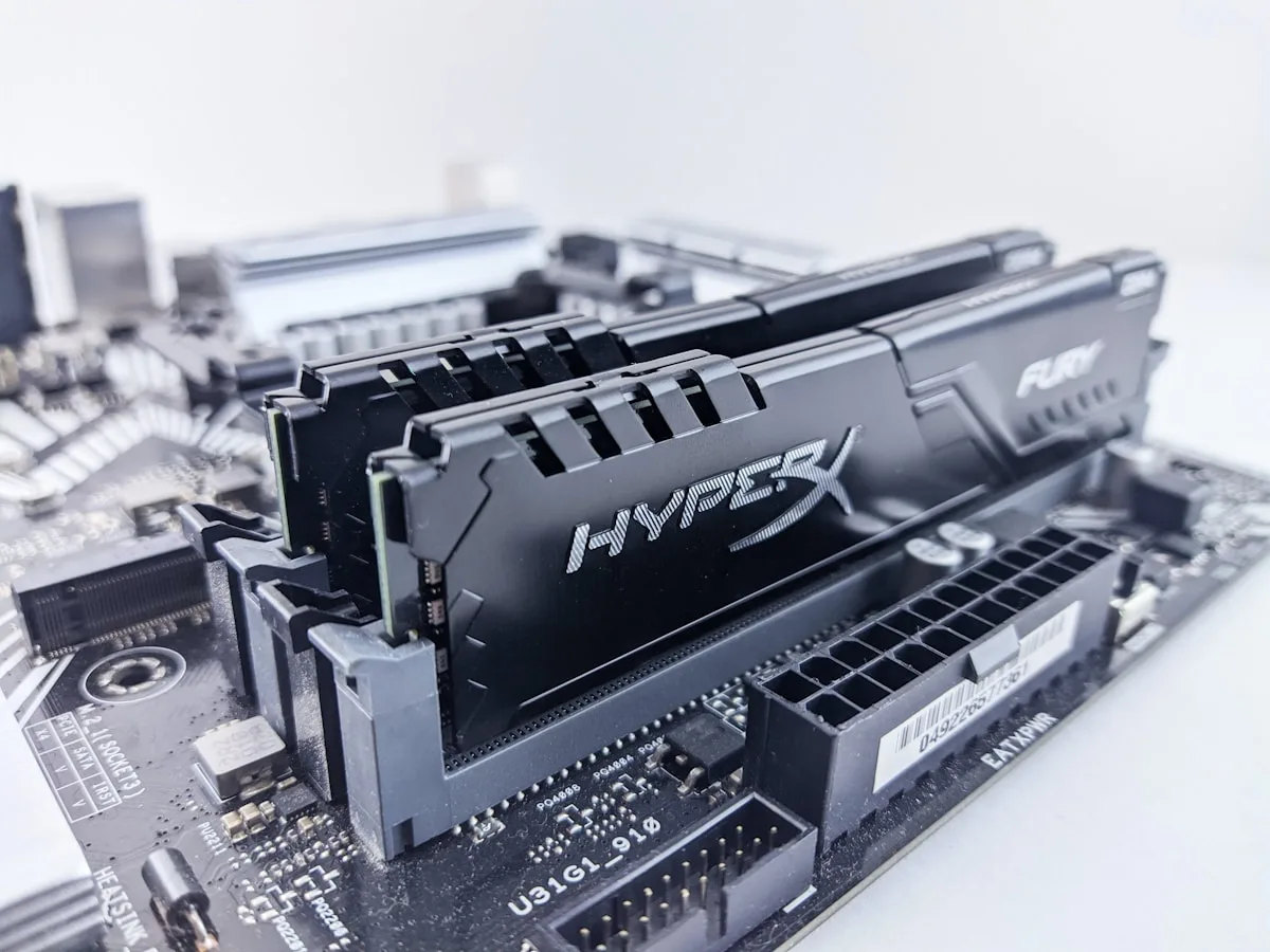 Módulos de memória RAM DDR4 e DDR5 lado a lado em comparação de formato e encaixe