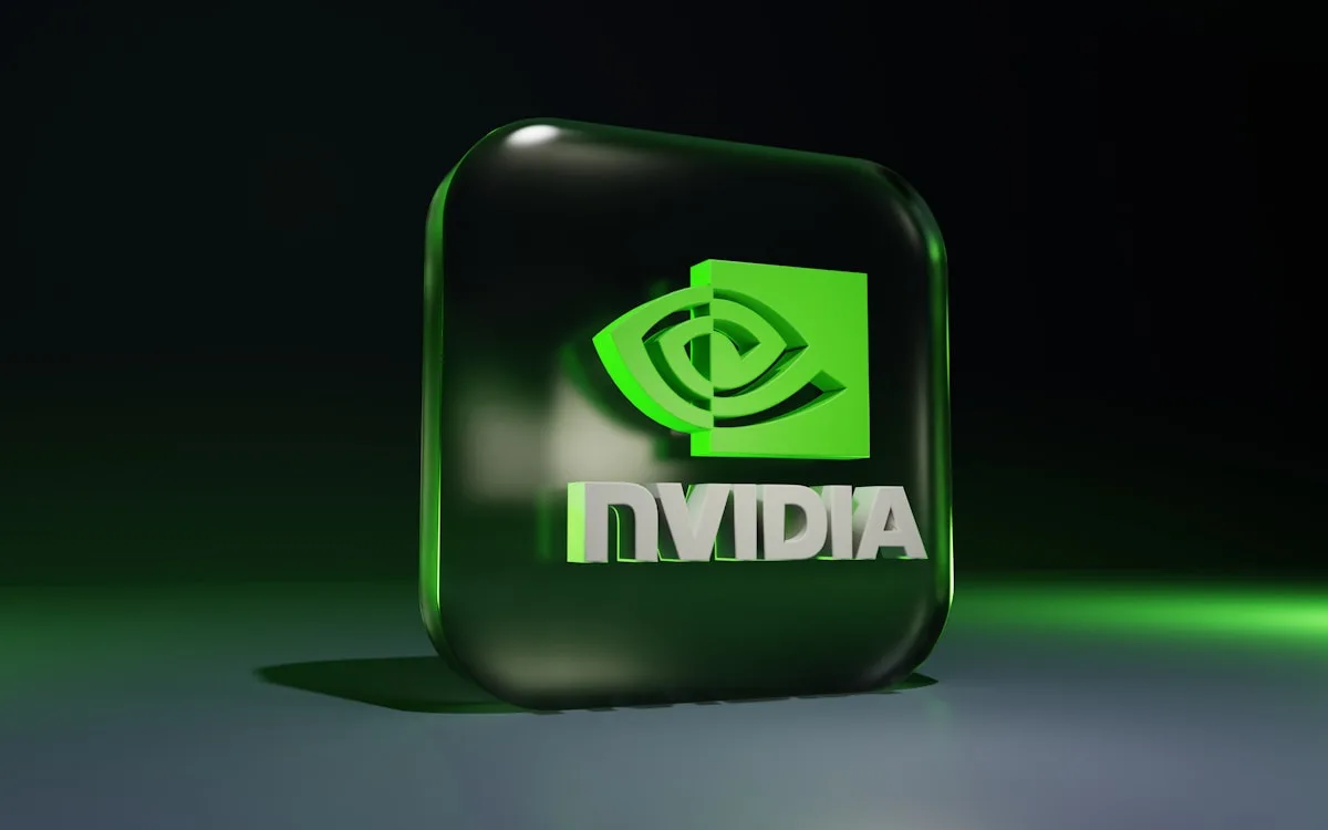 Gráfico comparativo de uso de VRAM em jogos em 1080p e 1440p mostrando limite de 8GB em diferentes títulos