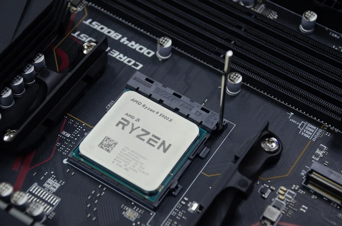 Tela de resultados de benchmark Cinebench R23 e Time Spy em processador AMD Ryzen 5 7600 no PC gamer