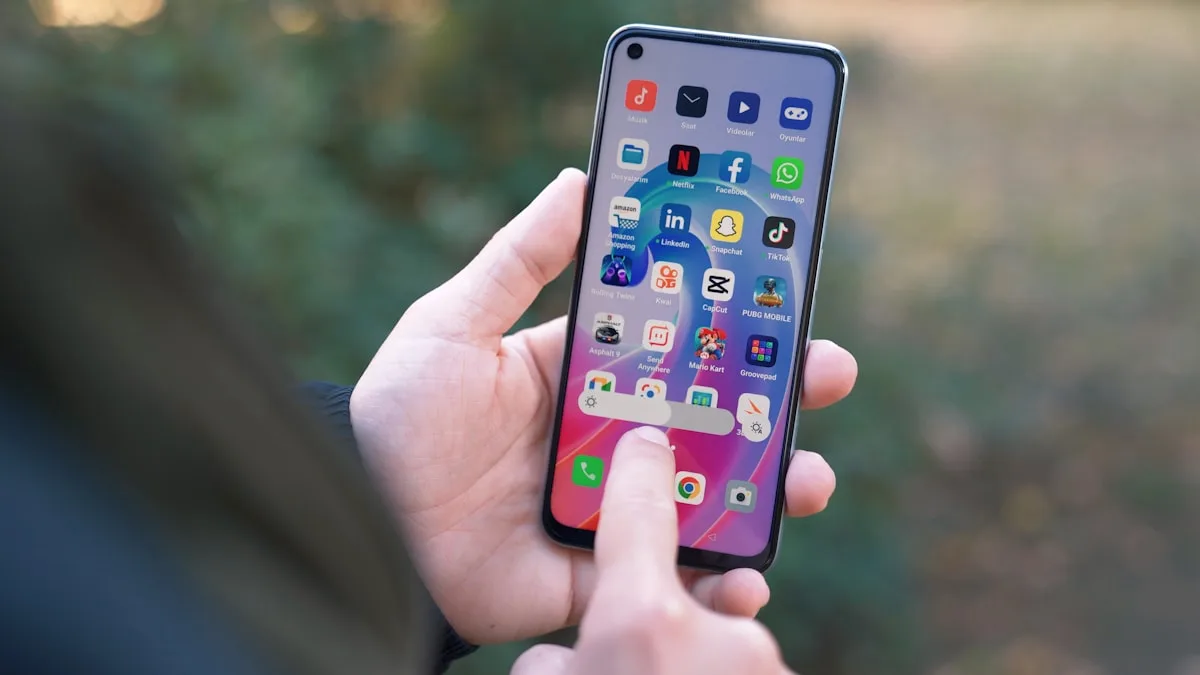 Display 165Hz do ROG Phone 8 Pro vs 120Hz dos intermediários: diferença real em jogos Tela AMOLED de 165Hz do ROG Phone 8 Pro exibindo jogo mobile com alta taxa de quadros