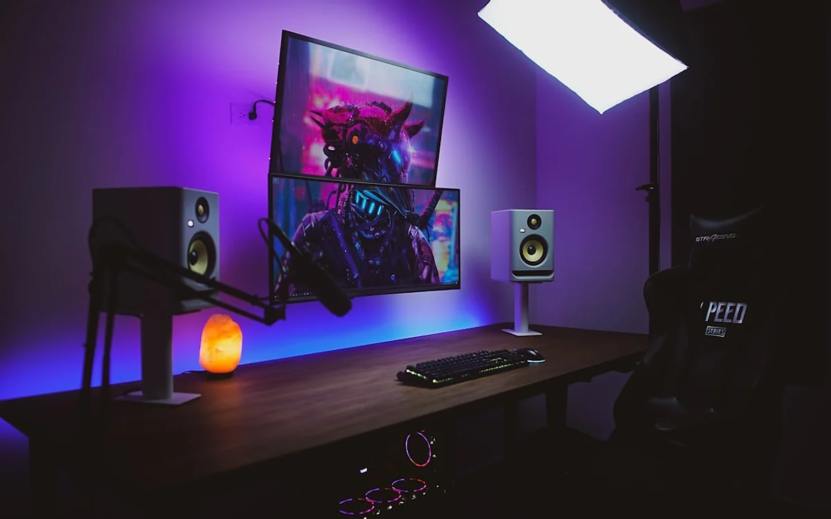 O que um roteador gamer realmente resolve Cabo de rede conectado à porta de um roteador ao lado de um PC gamer
