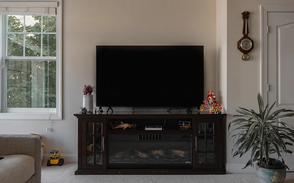 Painel traseiro de soundbar com entrada HDMI ARC e óptico Toslink conectados à TV