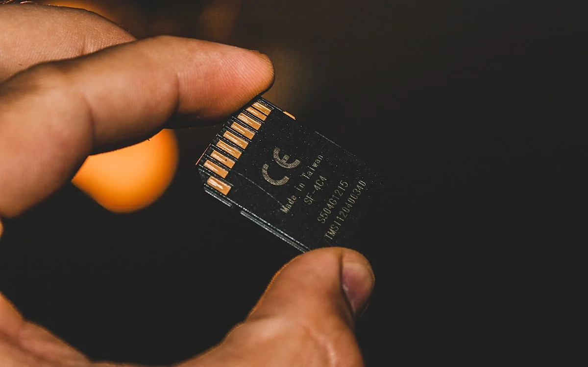 Cartão microSD Express inserido no slot lateral do Nintendo Switch 2 durante sessão de jogo