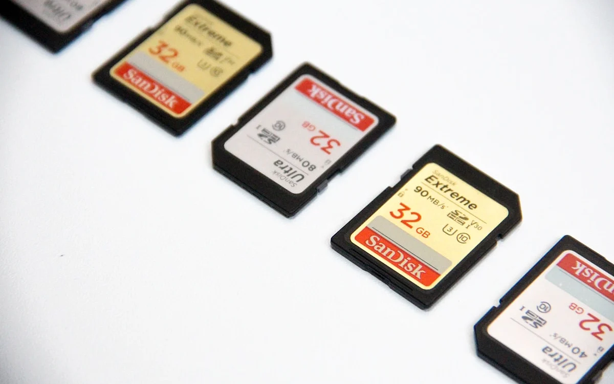 Nintendo Switch 2 em modo portátil com slot de microSD Express visível na lateral do console