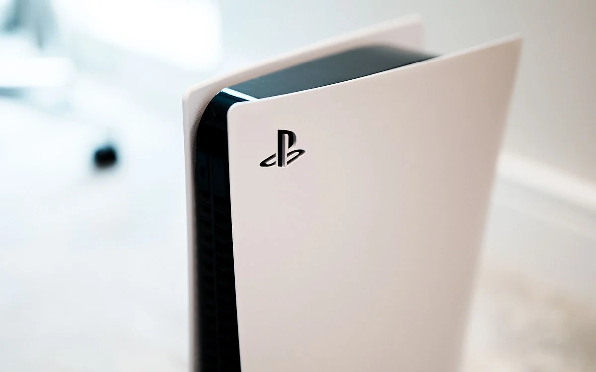 Porta USB traseira de um console de videogame com cabo conectado a um HD externo