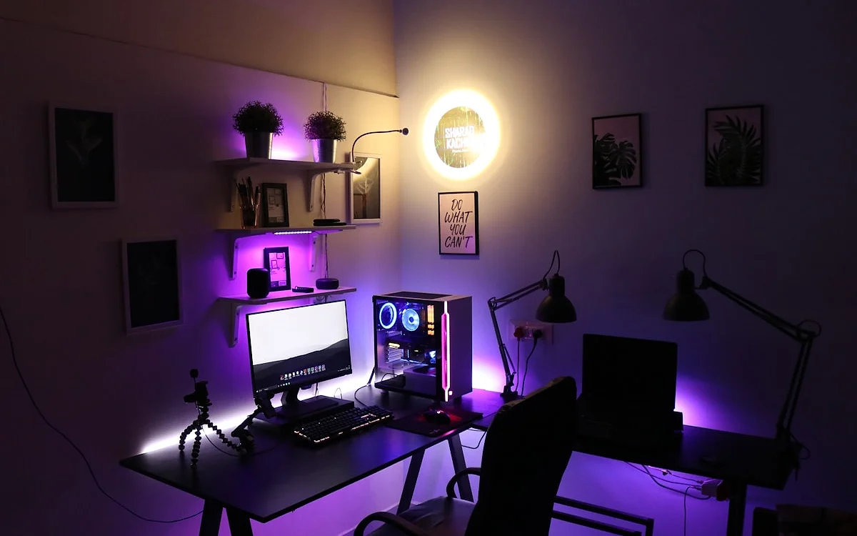 Mesa de criador de conteúdo com monitor, webcam, ring light e Stream Deck organizados para live