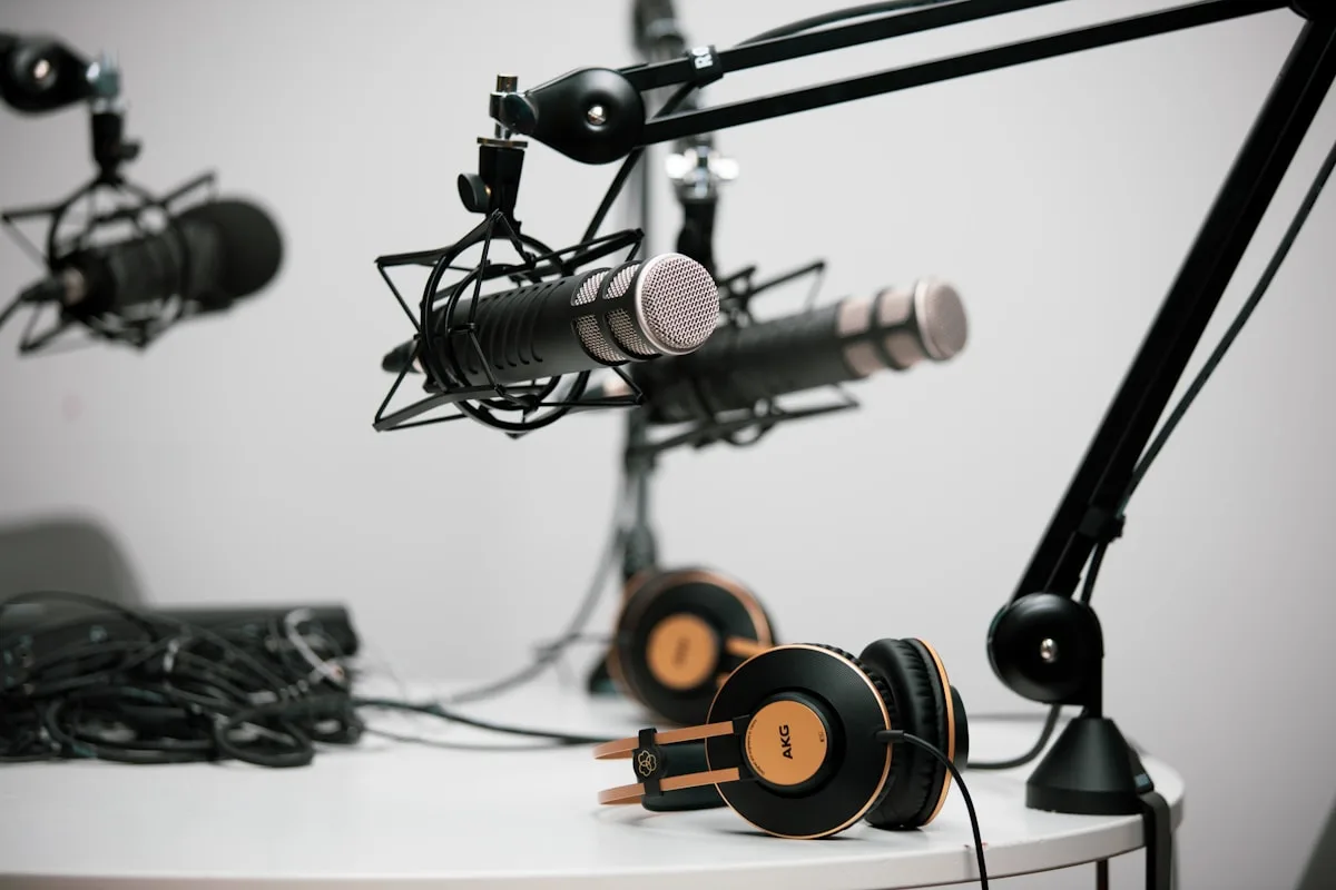 Closeup da grelha de malha de aço do Shure MV7 com painel de toque iluminado no topo