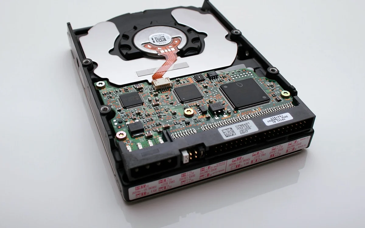 SSD externo compacto em uma mesa com indicador visual de temperatura elevada durante transferência de arquivos