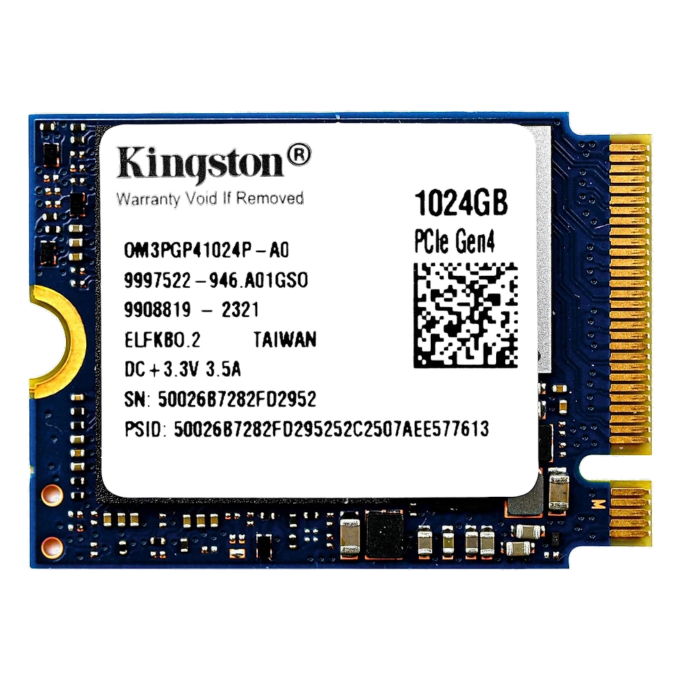 SSD Kingston OM3PGP M.2 2230 de 1 TB com etiqueta branca sobre placa azul, conector dourado