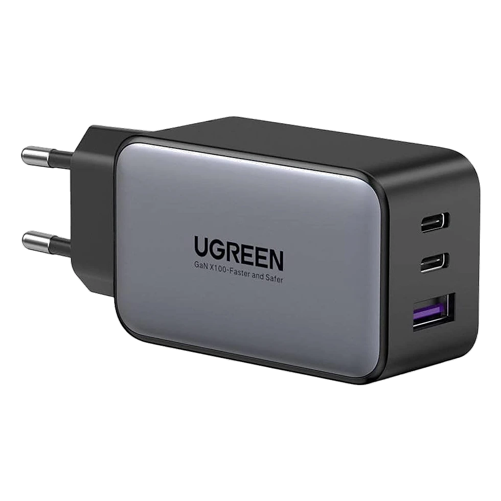 Carregador UGREEN preto e cinza com três saídas USB-C e USB-A e plugue de tomada