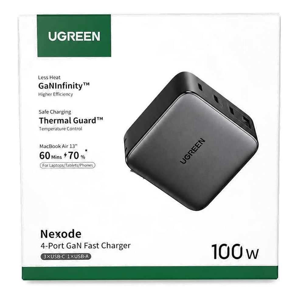 Carregador GaN preto de 100W com quatro portas, três USB-C e uma USB-A, sobre a caixa
