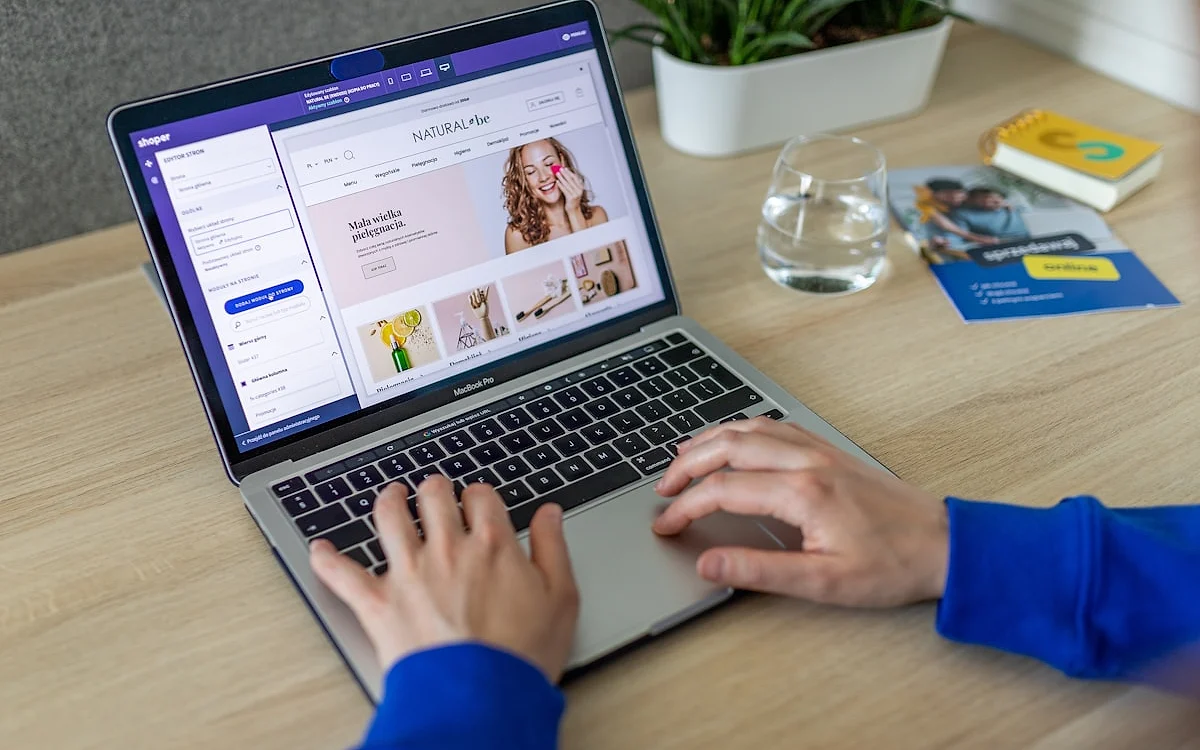 Inserindo dados durante uma compra online Mãos digitando no notebook durante uma compra online, etapa parecida com inserir um código