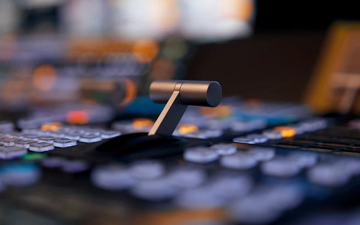Diferença entre Stream Deck (Elgato) e Steam Deck (Valve) Setup de streamer com controlador de cenas, microfone e webcam na mesa — Stream Deck vs Steam Deck