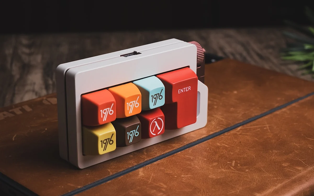 Tela do OBS Studio com cenas configuradas e Stream Deck com ícones de cena nas teclas LCD