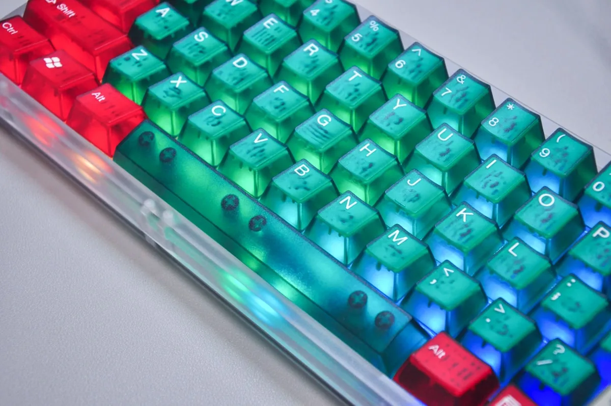 Comparação de switch óptico e switch mecânico tradicional lado a lado em teclado gamer