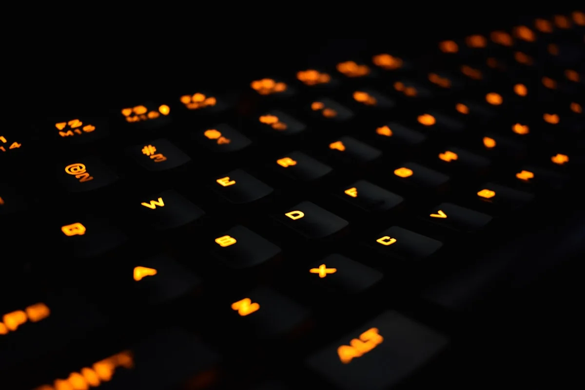 Teclado óptico compacto 60% com RGB sobre mousepad grande durante partida de FPS