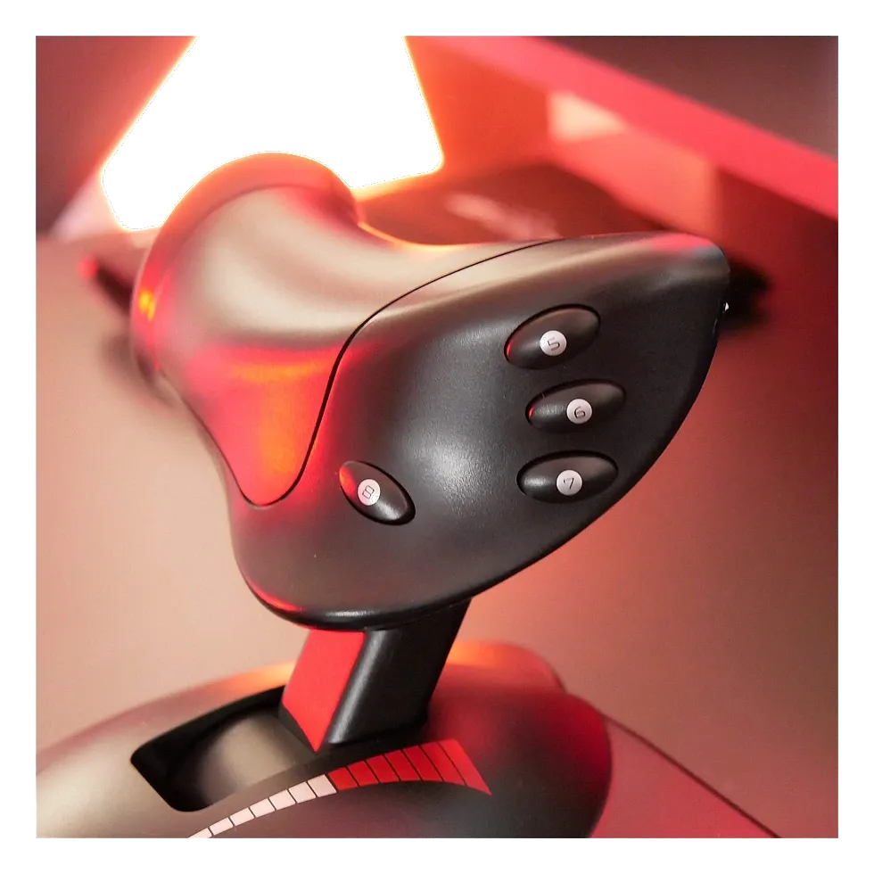 Detalhe do grip do Thrustmaster T.Flight Hotas X com botões numerados sob luz vermelha