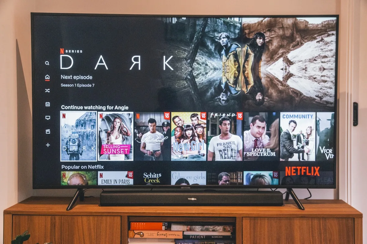 Blooming em Mini-LED versus OLED — diferença em cenas escuras Comparação de blooming em TV QD-Mini LED versus preto absoluto em OLED para games noturnos