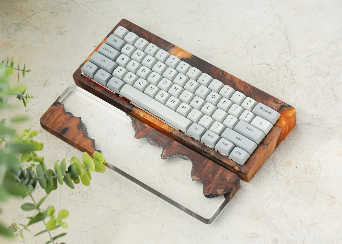 Teclado mecânico 60% com RGB em setup gamer minimalista, mesa limpa com mouse ao lado