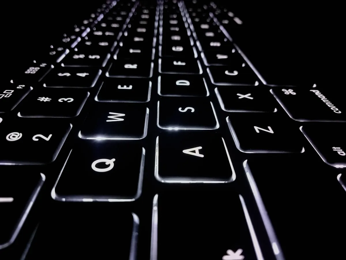 Detalhe de teclado gamer premium mostrando placa de alumínio, keycaps PBT e switch hot-swap