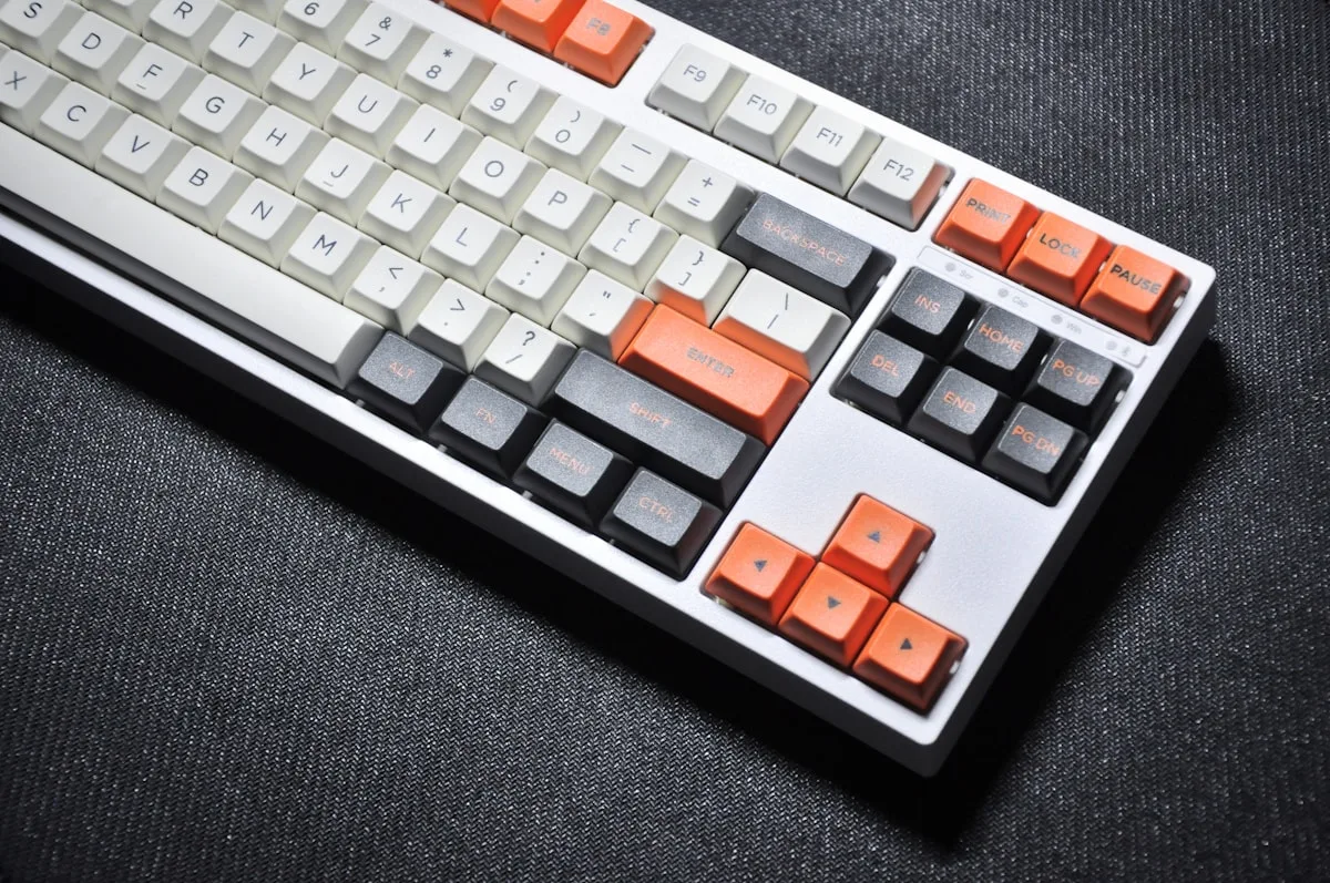 Dois teclados mecânicos gamer lado a lado em setup, comparando premium de alumínio e intermediário