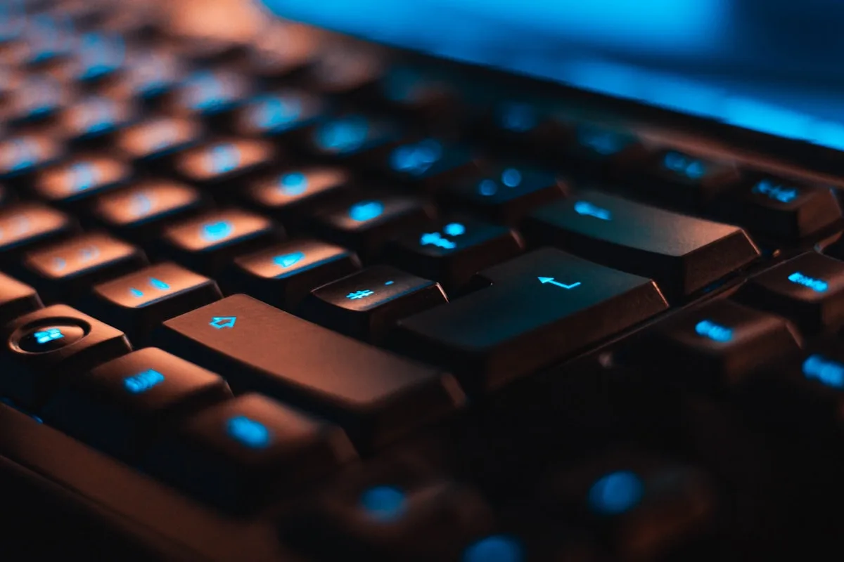 Switch mecânico individual exposto sob keycap removida em teclado gamer, mola visível