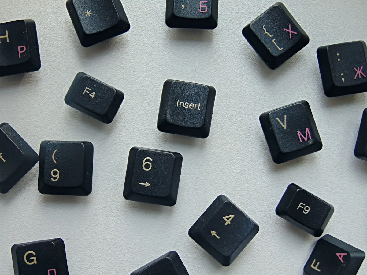 Teclado mecânico gamer TKL com estrutura de metal e iluminação RGB em setup de jogo