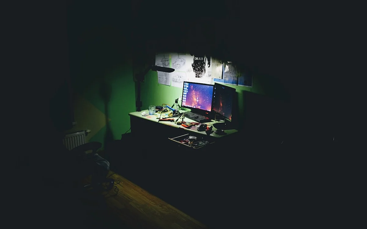 Visão superior da ThunderX3 ED5 mostrando a divisão de tampo com área de teclado e suporte de monitor