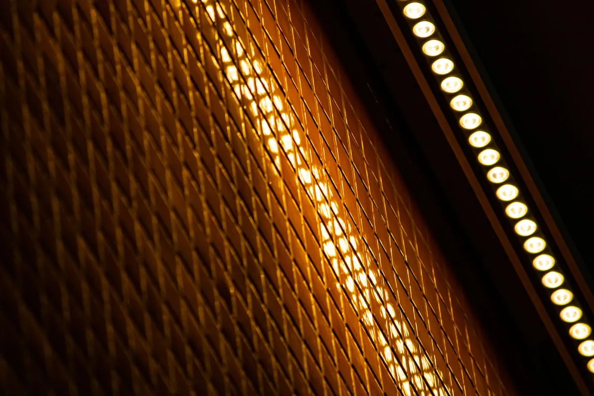 Chip LED em close-up Aproximação de fita de LED mostrando os chips individuais alinhados lado a lado em tom âmbar