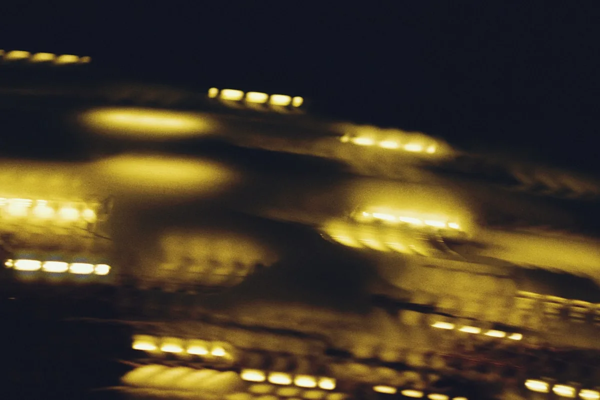 Luz de LED em tom amarelado quente desfocada em movimento, ilustrando fita RGBW