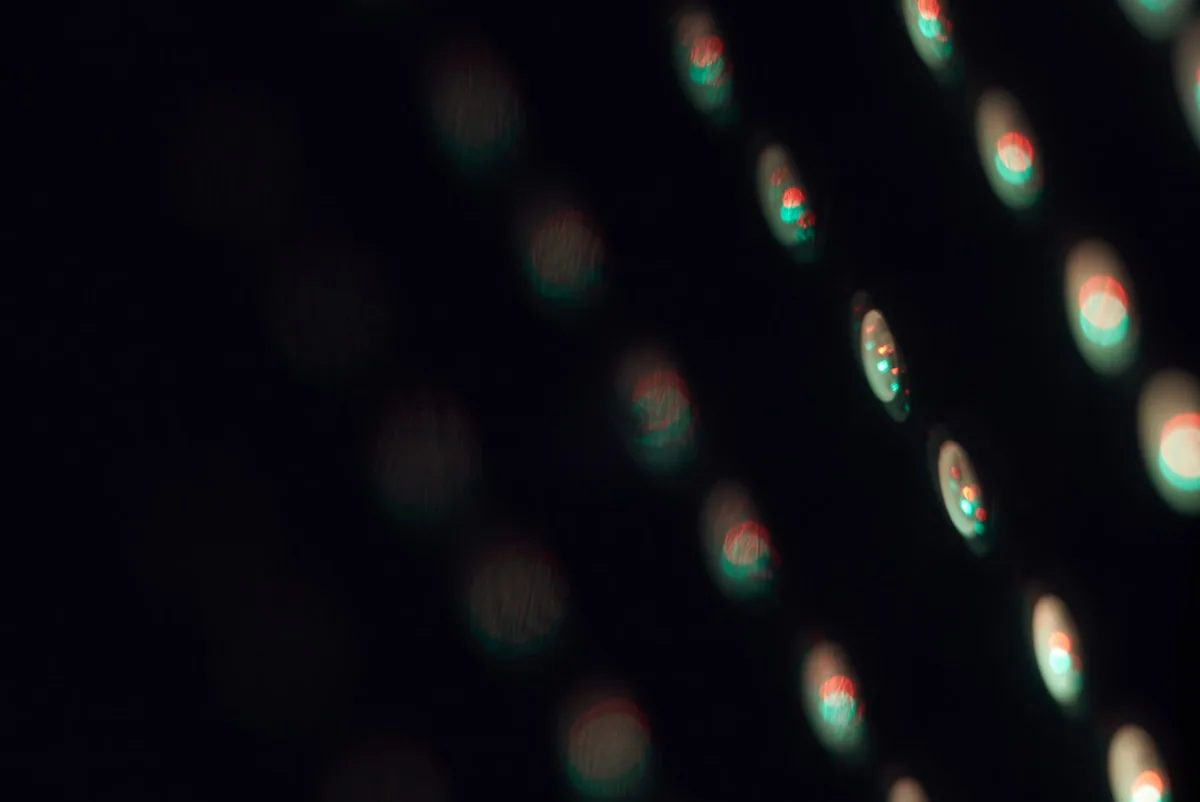 Pontos de luz desfocados em vermelho e verde-azulado lado a lado, fita RGBIC endereçável