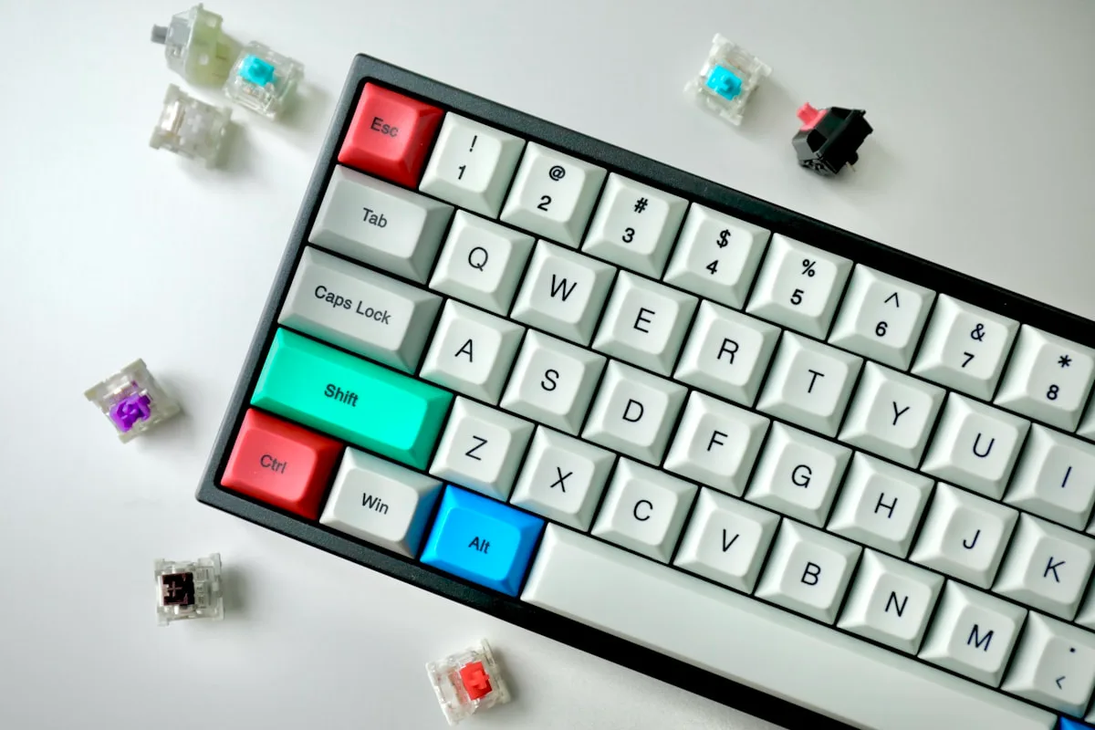 Diagrama de switches linear, tátil e clicky mostrando o curso de acionamento de cada tipo de teclado mecânico