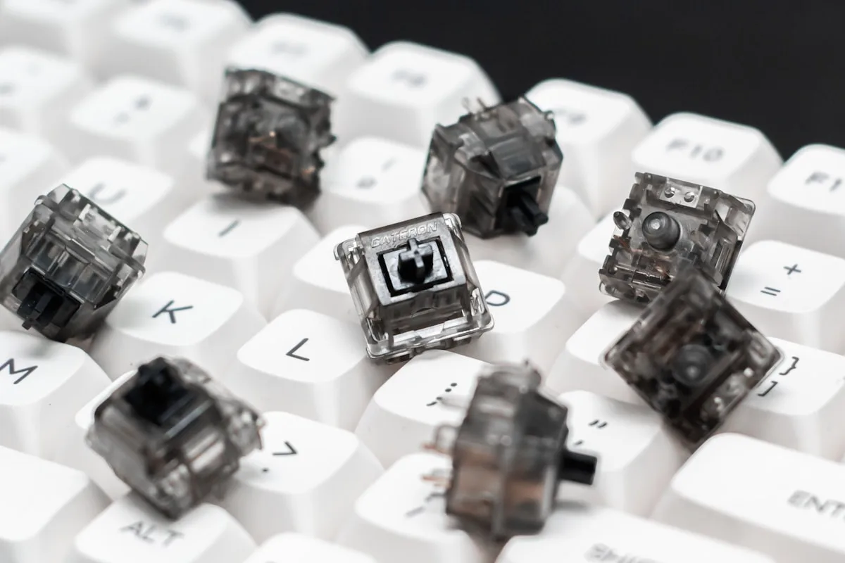 Conjunto de switches de teclado mecânico de marcas diferentes organizados em bandeja para troca em teclado hot-swap