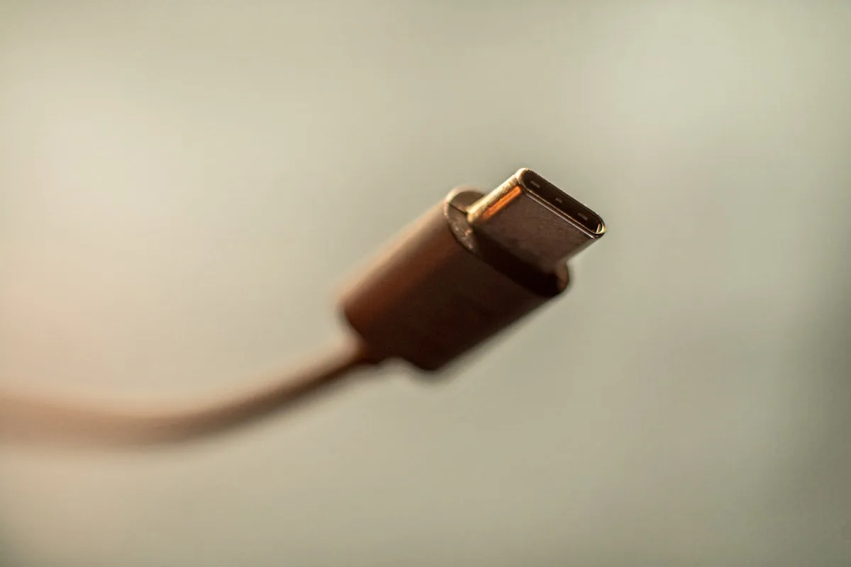 Conector USB-C em close-up macro com foco seletivo nos contatos dourados