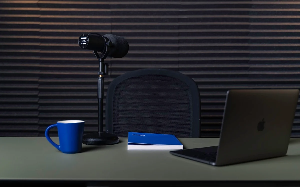 Como posicionar webcam para live em 2026 Diagrama de posicionamento correto de webcam com tripé na altura dos olhos para live com ring light