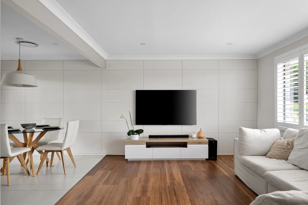 OLED vs Mini-LED na TV 55 polegadas para jogar Comparativo visual de painel OLED e Mini-LED em TV 55 polegadas em sala com luz ambiente variada