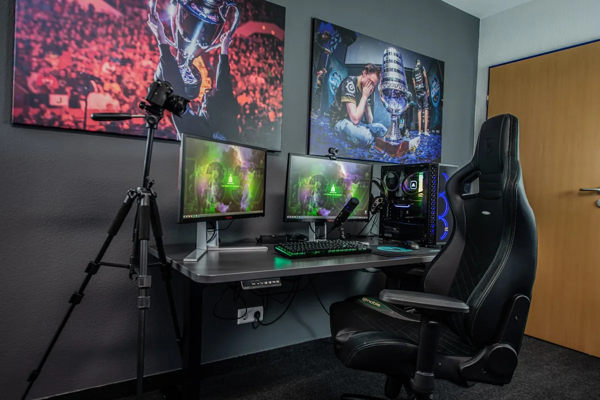 Jogador no sofá com TV grande para console versus gamer na mesa com monitor para PC competitivo