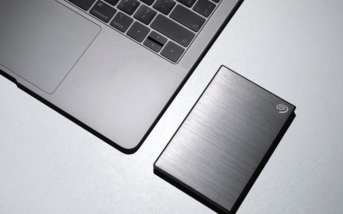 SSD externo conectado por cabo USB-C durante teste de velocidade de transferência de dados