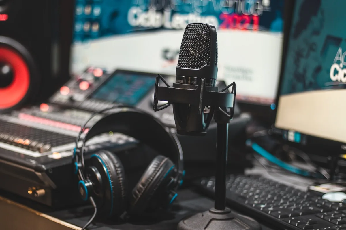 Interface de áudio Focusrite com microfone XLR conectado em setup de podcast e stream