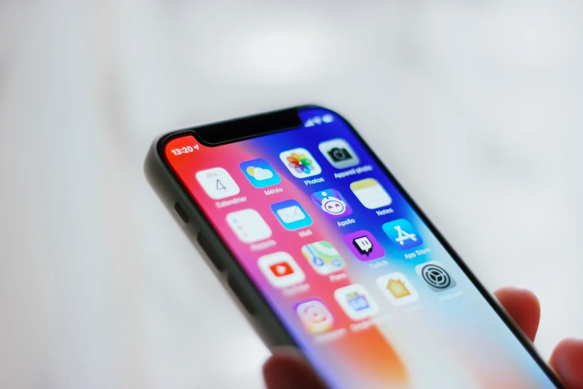 Recondicionado vs. usado — a diferença está no processo, não só na aparência Comparativo visual entre celular recondicionado certificado com garantia e celular usado sem documentação