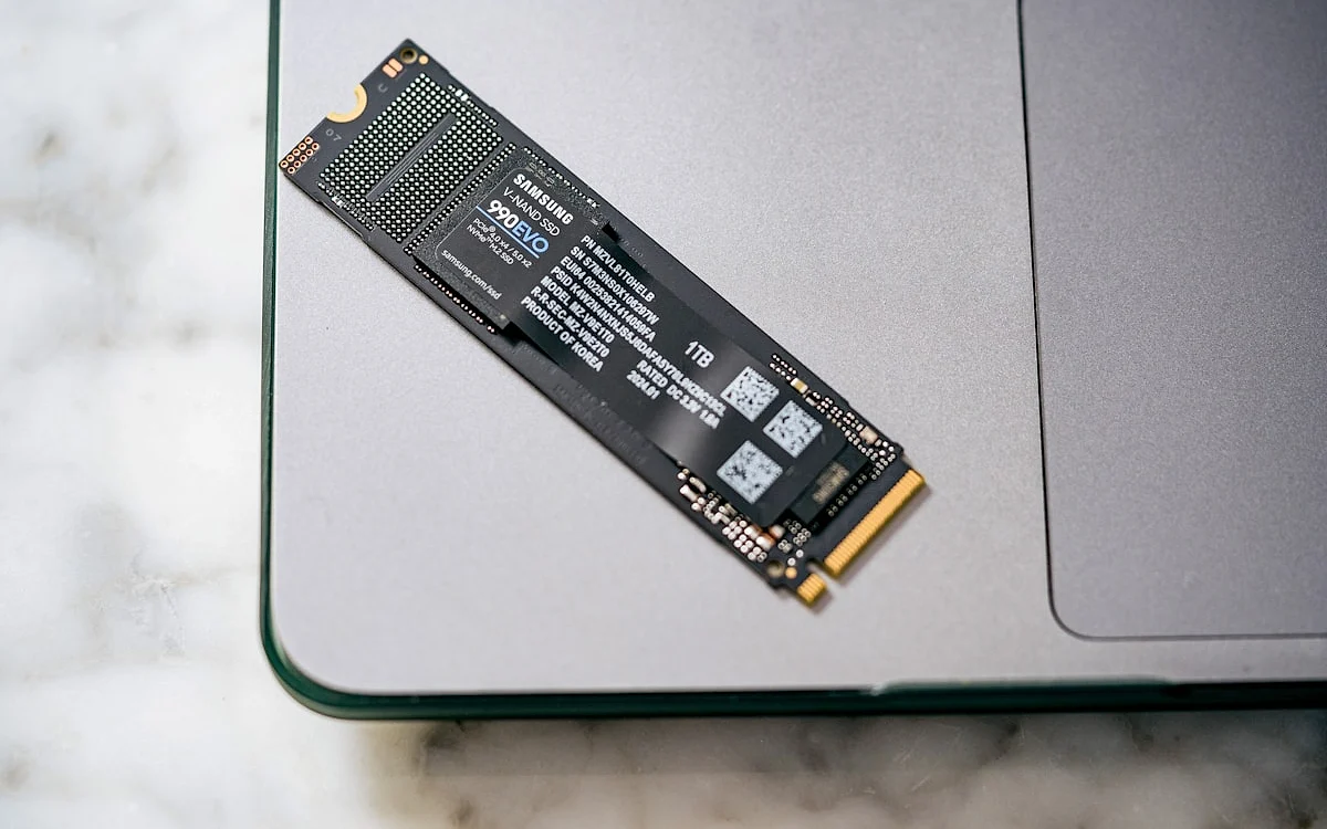 Dissipador M.2 obrigatório para SSD no PS5 Dissipador de calor M.2 instalado sobre SSD NVMe antes de colocar no PS5