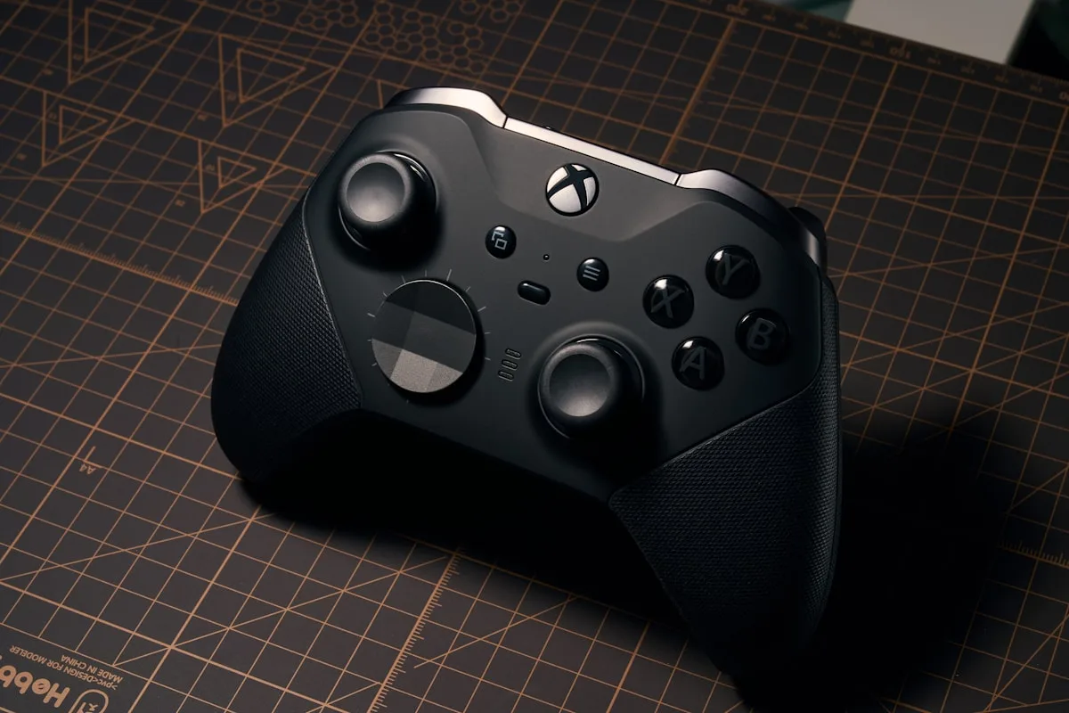 Controle caro vs custo-benefício: quando cada um faz sentido Setup gamer com controle premium e controle de custo-benefício para comparação