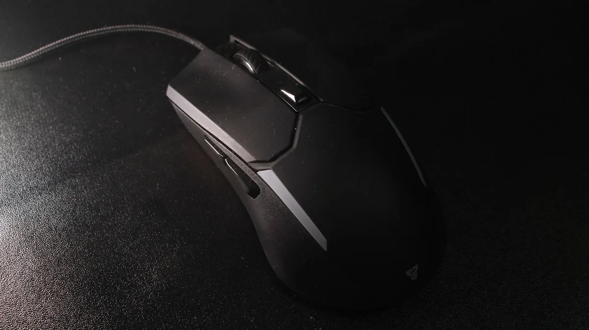 A curva do retorno decrescente Gráfico mental de custo e benefício com mouse gamer intermediário e premium sobre mesa