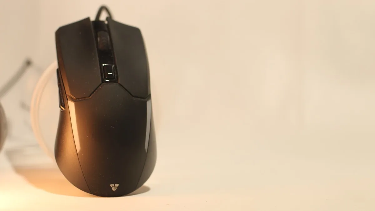 Mouse gamer leve premium e mouse intermediário comparados durante partida de FPS no PC