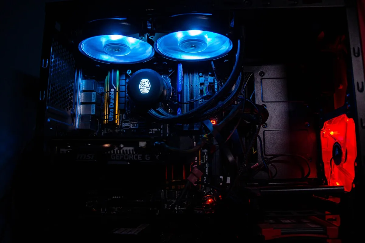 Peças de PC gamer — custo real das principais partes em 2026 Componentes de PC gamer espalhados em mesa: placa-mãe, processador, placa de vídeo e memória RAM