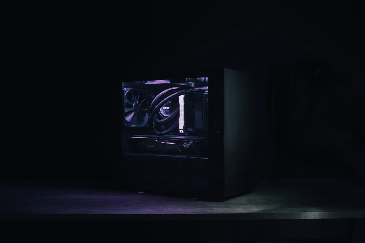 PC gamer barato montado — setup completo em 2026 PC gamer montado em gabinete com LED azul e setup completo com monitor e periféricos