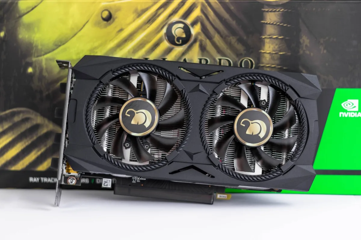 Teste FurMark em GPU usada — temperatura abaixo de 85°C é o parâmetro Teste de estresse FurMark em GPU usada com temperatura e carga monitoradas na tela
