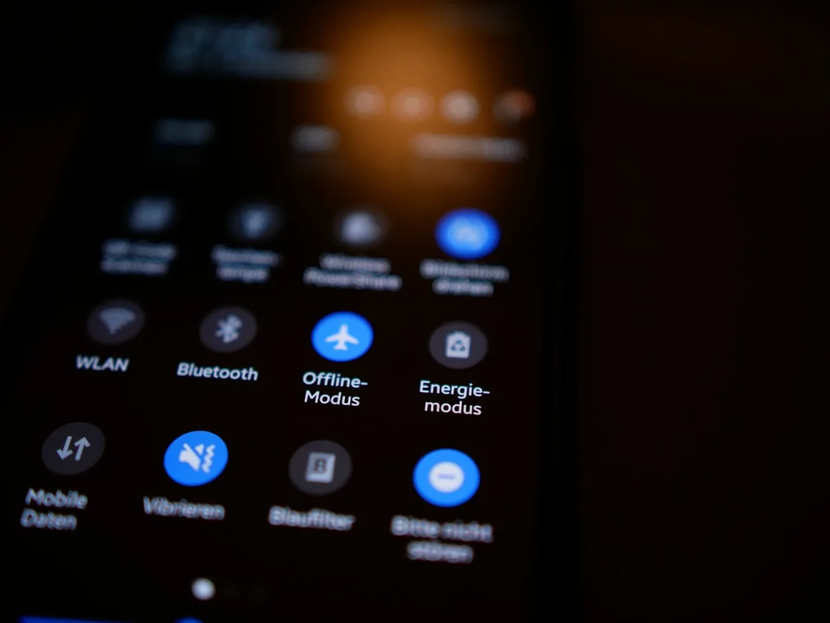 Conteúdo não verificado circulando nas redes Tela de smartphone desfocada com ícones de configuração acesos em ambiente escuro