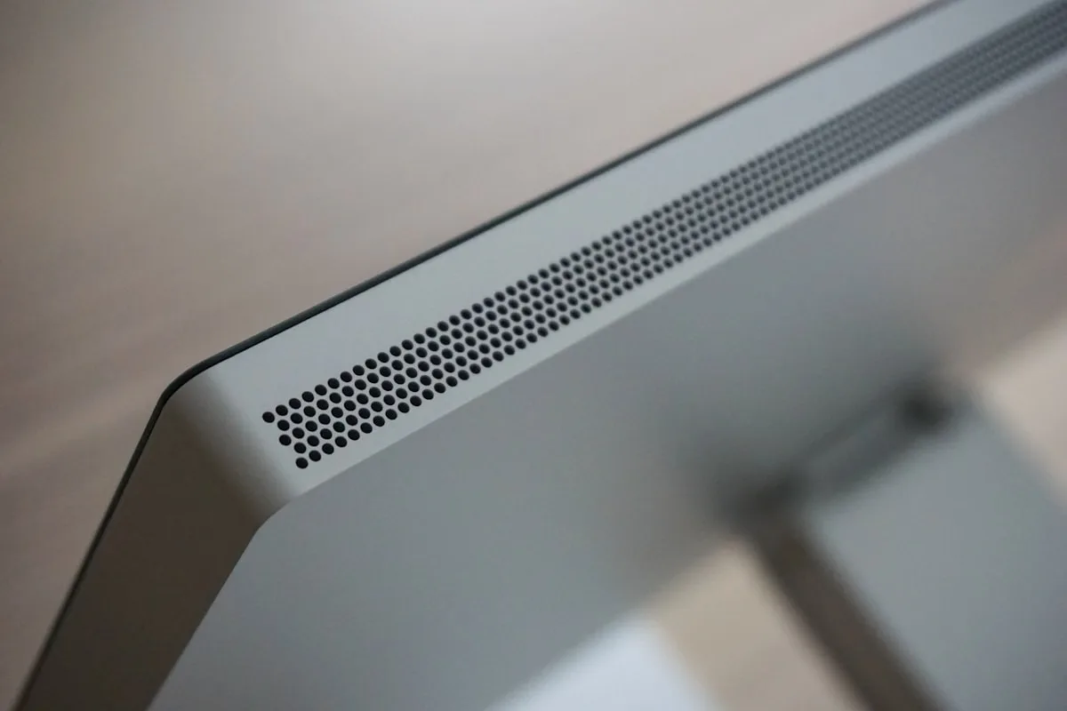 Parte traseira de um monitor de mesa Vista lateral aproximada da carcaça traseira de um monitor fino mostrando aberturas na estrutura