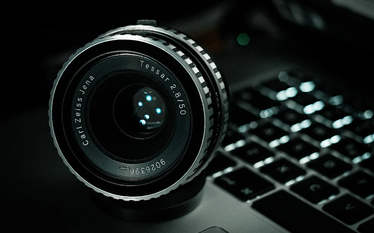 Webcam Full HD vs 4K — diferença de nitidez em setup de live Comparação lado a lado de imagem de webcam Full HD 1080p e webcam 4K em setup de streamer com iluminação de led